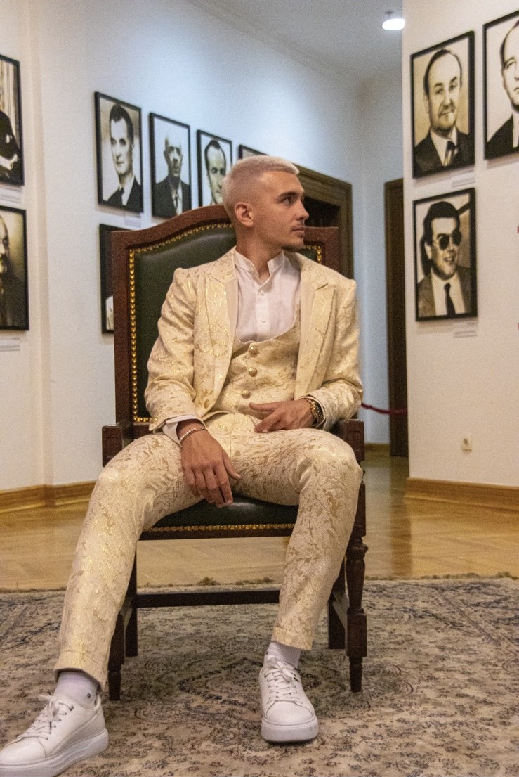 Svijetlo trodijelno odijelo sa zlatnim detaljima